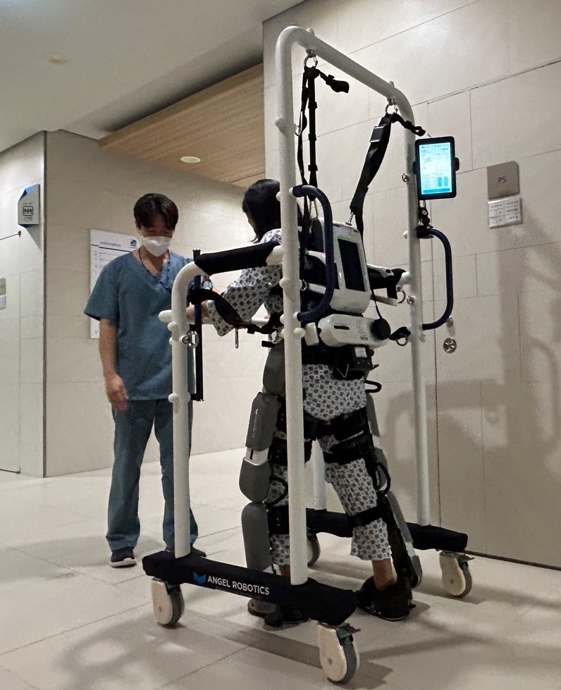 (사진)인천세종병원 뇌혈관질환 재활 돕는 로봇 기기 도입.jpg